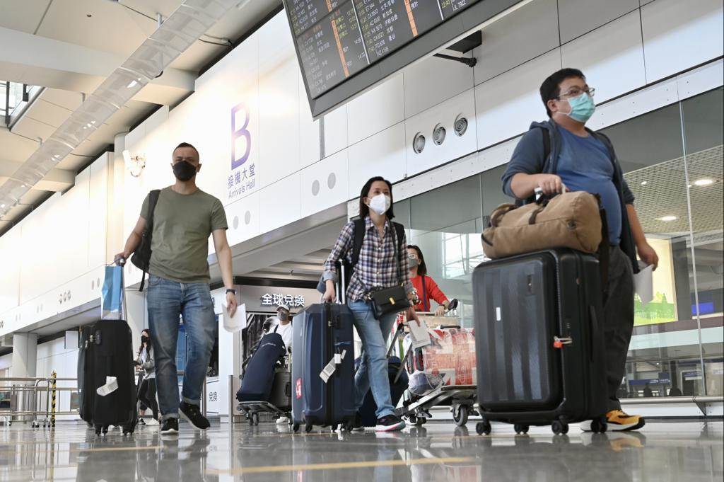 圖為旅客經香港國際機場入境香港。（中新社資料照片）