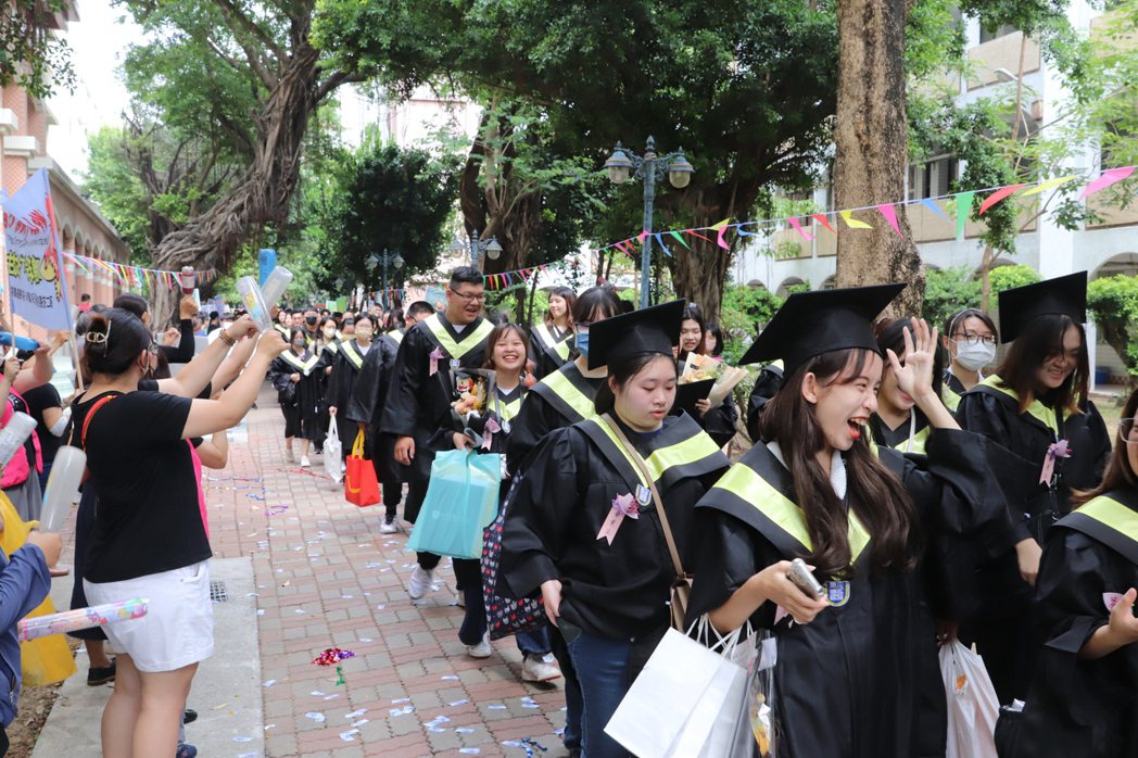 中華醫大畢業典禮畢業生校園巡禮師長及學弟妹夾道歡呼送祝福。 華醫/提供